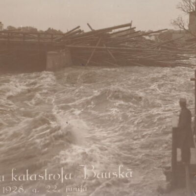 Skats uz sagrauto Mēmeles tiltu no Mazās Baznīcas (tagad – Strautnieku) ielas gala 22.06.1928.