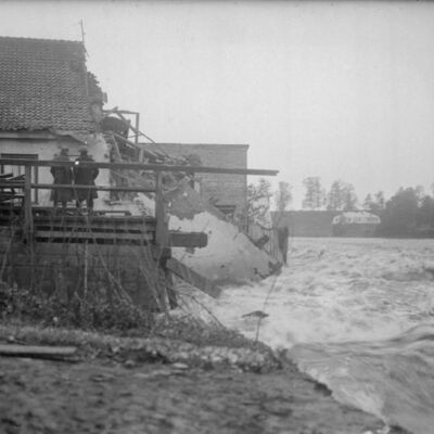 Skats uz sagrautā tilta galu Kalna ielas sākumā un ebreju lūgšanu namu aiz tā. Fotogrāfijas sarindotas hronoloģiskā secībā, to var konstatēt pēc lūgšanu nama atlikušās daļas apjoma.