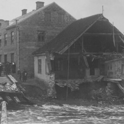 Skats uz sagrauto tilta posmu un Kalna ielas sākumu, labajā pusē sagrautais ebreju lūgšanu nams. Fotografēts no nesagrautās tilta daļas.