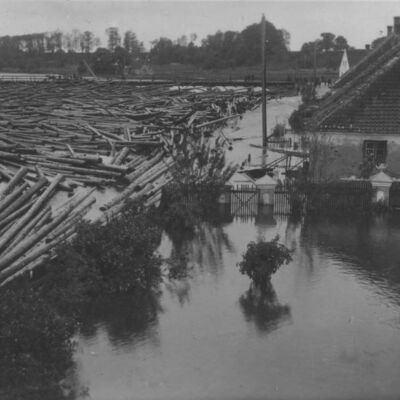 Skats no Sarkanmuižas galvenās ēkas virzienā uz tiltu. Labajā pusē redzamas citas Sarkanmuižas ēkas un Ragu kroga gala fasāde.