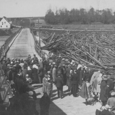 Skats uz Mēmeles tiltu un baļķu sastrēgumu no pilsētas puses pirms 22.06.1928., kad tilta posms vēl nebija sagrauts.