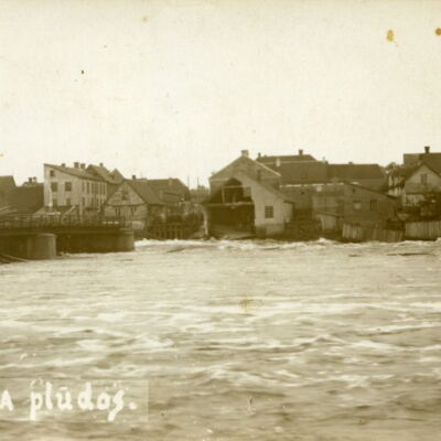 Skats no Mēmeles labā krasta uz Kalna ielas sākumu 22.06.1928. Redzams pārrāvums tilta konstrukcijā un daļēji sagruvusī ebreju lūgšanu nama gala fasāde. Citas ēkas pa labi no lūgšanu nama vēl nav cietušas.