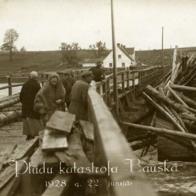 Skats uz Mēmeles tiltu un baļķu sastrēgumu no pilsētas puses pirms 22.06.1928., kad tilta posms vēl nebija sagrauts.