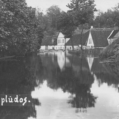 Fotopastkarte. Bauska, pārplūdusī Sudmalu iela (tag. Rīgas iela) plūdu laikā. 1928.gada 22.jūnijs. Autors Aleksandrs Zāle.