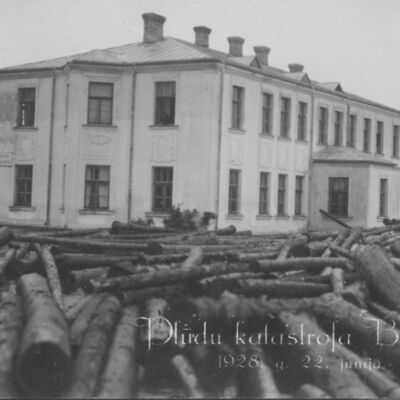 Bauskas pagastā atrodošā Sarkanmuižas galvenā ēka ar plūdu atnestiem kokmateriāliem priekšplānā. Šajā ēkā tolaik mājoja Bauskas apriņķa valde un apriņķa priekšnieka kanceleja. Tagad šīs ēkas adrese ir Mēmeles iela 1.