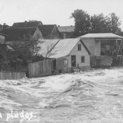 Skats no nesagrautās tilta daļas uz Mazās Baznīcas (tagad – Strautnieku) ielas sākumu 22.06.1928. Labajā pusē daļēji sagrauti krasta nostiprinājumi zem Bauskas Rūpnieku biedrības nojumes, pa kreisi  – Kārlim Balodim piederošā mājiņa Mazās Baznīcas 1.