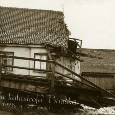 Skats uz sagrautā tilta galu Kalna ielas sākumā un ebreju lūgšanu namu aiz tā. Fotogrāfijas sarindotas hronoloģiskā secībā, to var konstatēt pēc lūgšanu nama atlikušās daļas apjoma.