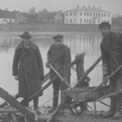 Epizode no Mēmeles kreisā krasta nostiprinājumu atjaunošanas procesa. Pāri upei – Sarkanmuižas apbūve. 1928. gada rudens vai 1929. gada pavasaris.