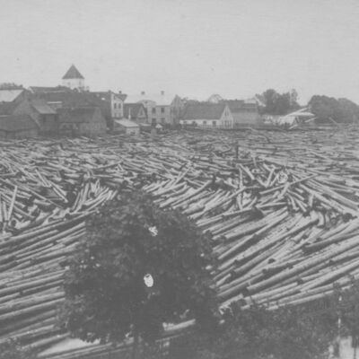 Skats ar baļķu sastrēgumu no Sarkanmuižas virzienā uz Kalna ielas sākumu. Fotografēts pirms 22.06.1928., jo tilta posms vēl nav sagrauts.