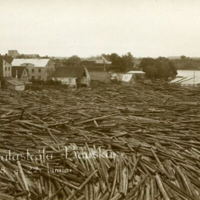 Skats ar baļķu sastrēgumu no Sarkanmuižas virzienā uz Kalna ielas sākumu. Fotografēts 22.06.1928., jo īsu brīdi pirms tam ir sagrauts tilta posms un ebreju lūgšanu nama gala siena.